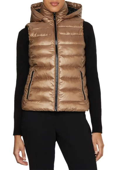 Капитониран елек с качулка