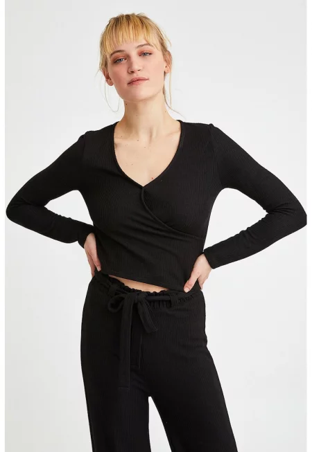 Къса блуза с шпиц и дълги ръкави