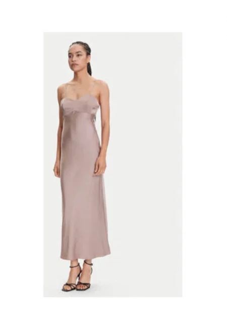 Long Dress With Sweetheart Neckline - Прашно розово