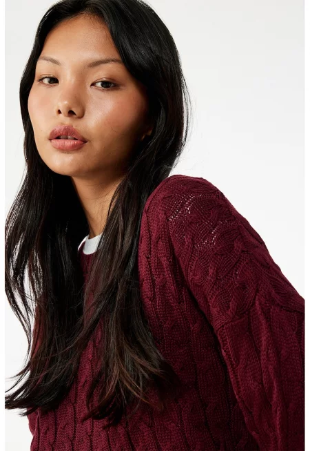 Плетен пуловер с овално деколте