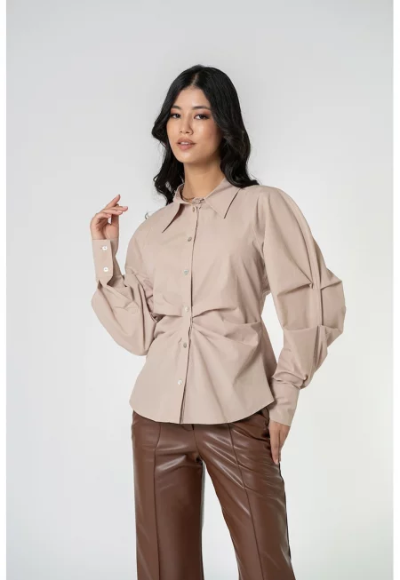 Риза Andrada с набрана талия