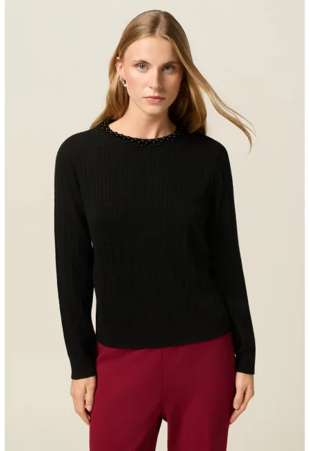 Слим пуловер с овално деколте - Черен