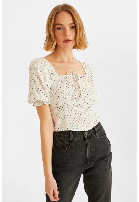 Блуза с шарка и къси ръкави