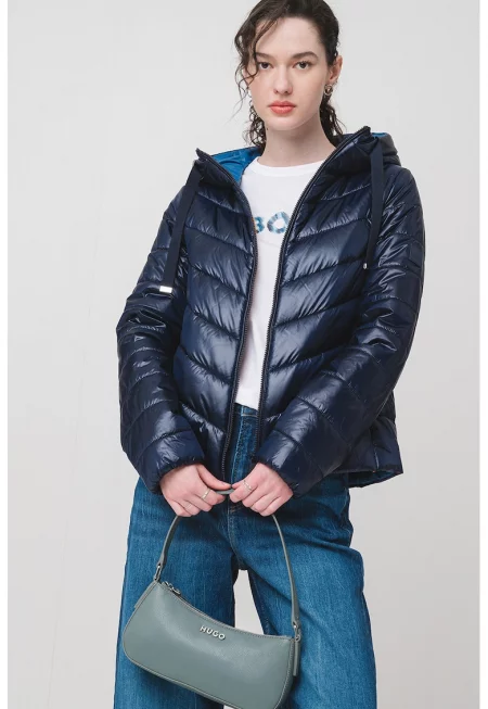 Капитонирано яке с качулка