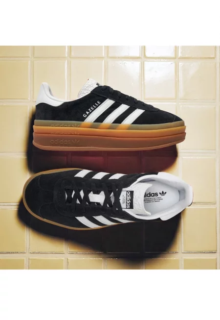 Кецове Адидас от велур с връзки и лого -