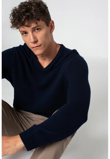 Пуловер от необработена вълна с шпиц