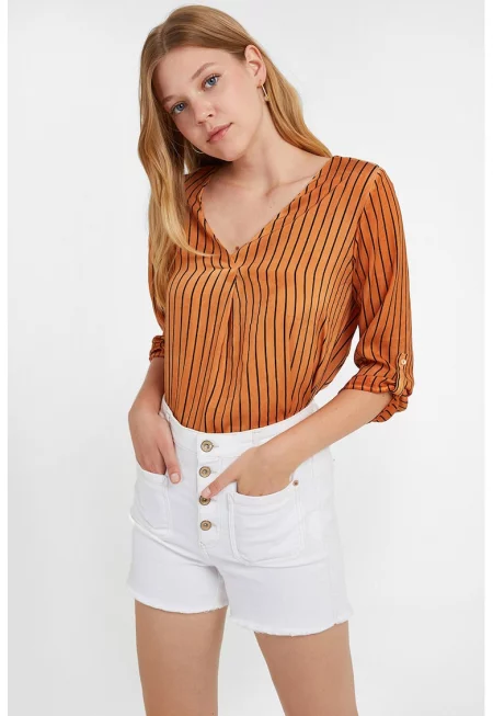 Раирана блуза с шпиц и 3/4 ръкави