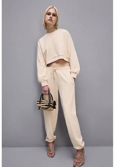 Редовен суитшърт - асиметричен с кръгло деколте - Крем