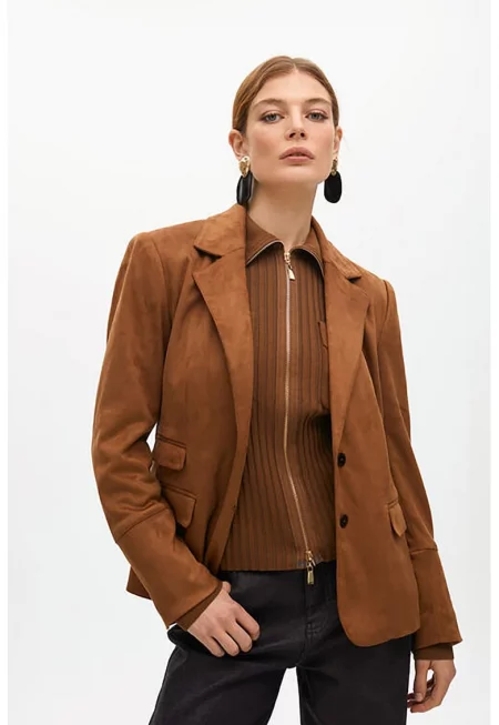 Сако от еко велур с джобове с капаче - Канелено кафяво