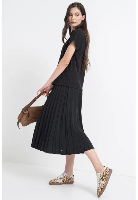 Тениска с овално деколте и лого