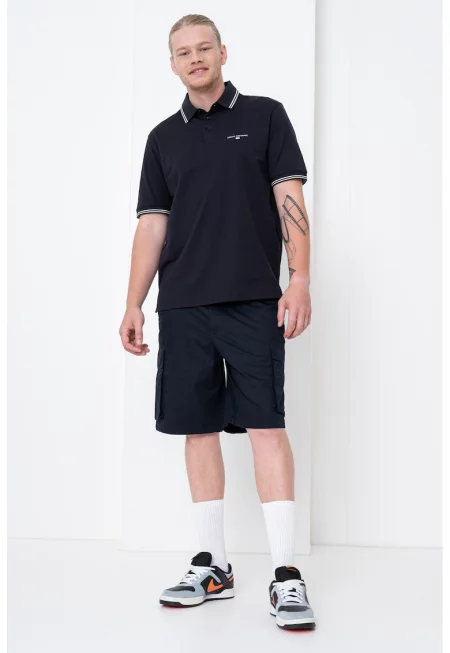 Тениска с яка и контрасти