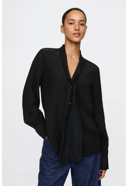 Блуза с панделка на яката