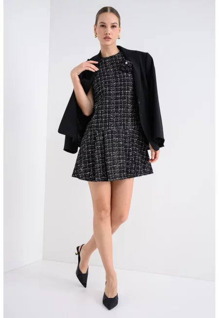 Къса рокля с вълна и флорална апликация