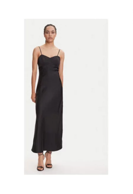 Long Dress With Sweetheart Neckline - Черен
