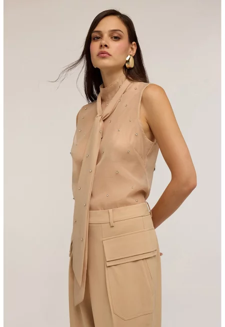 Полупрозрачна блуза с декоративни камъни и вратовръзка