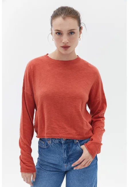 Пуловер с фина плетка и овално деколте