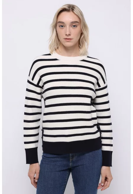 Раиран пуловер с декоративни копчета