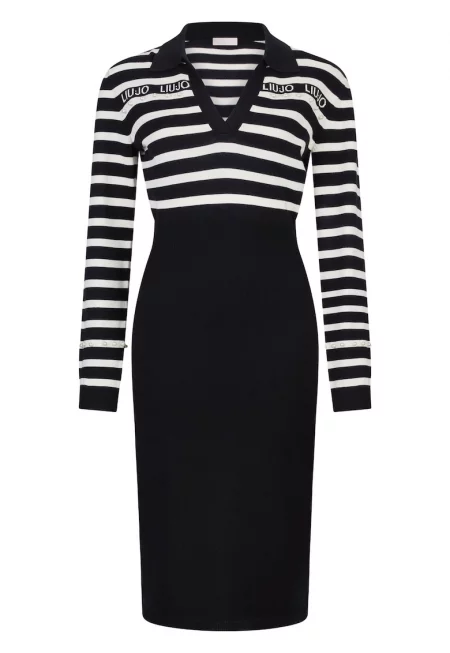 Раирана вталена рокля с мъниста