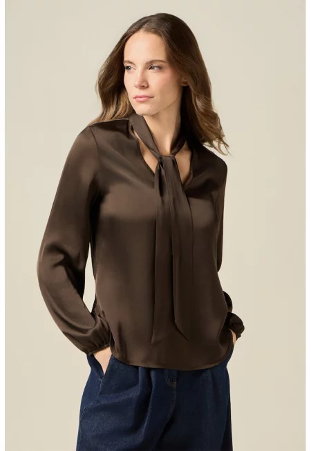 Сатенена блуза с панделка на яката
