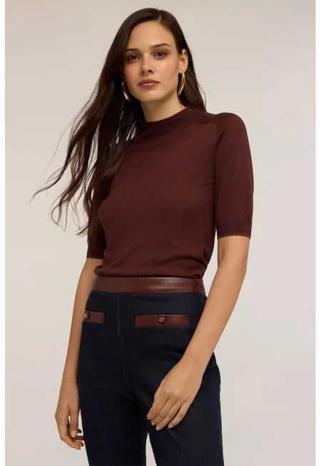 Слим пуловер с овално деколте