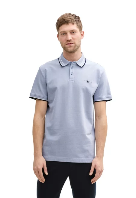 Тениска с яка и контрасти