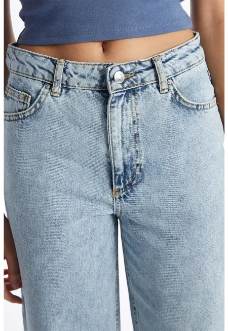 Дънки със захабен ефект и широк крачол