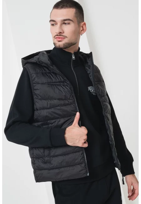 Капитониран елек с качулка