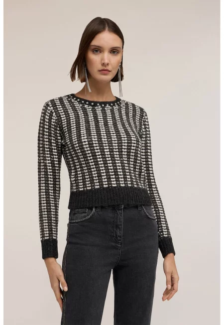 Къс пуловер с декоративни камъни по деколтето