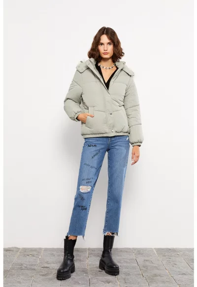 Късо зимно яке с качулка и капитониран дизайн