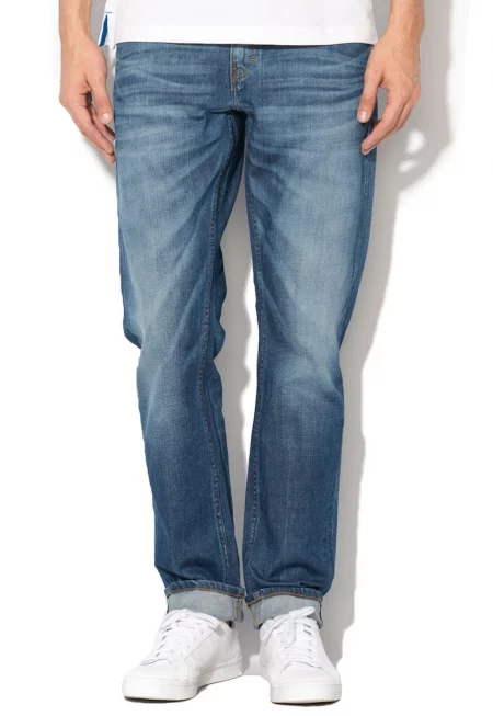 Сини прилепнали дънки със захабен ефект