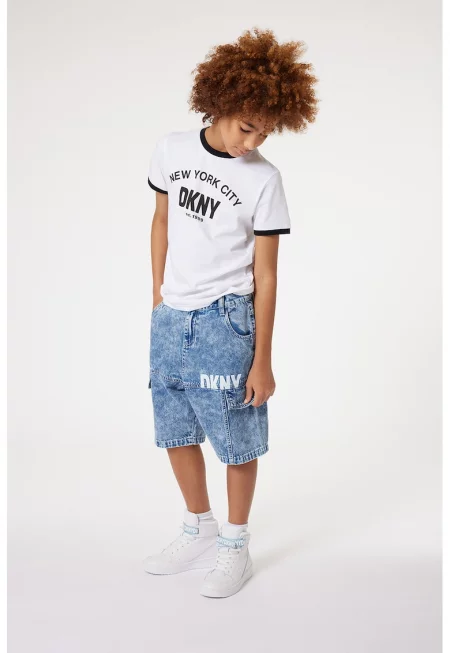 Тениска с лого и контрасти