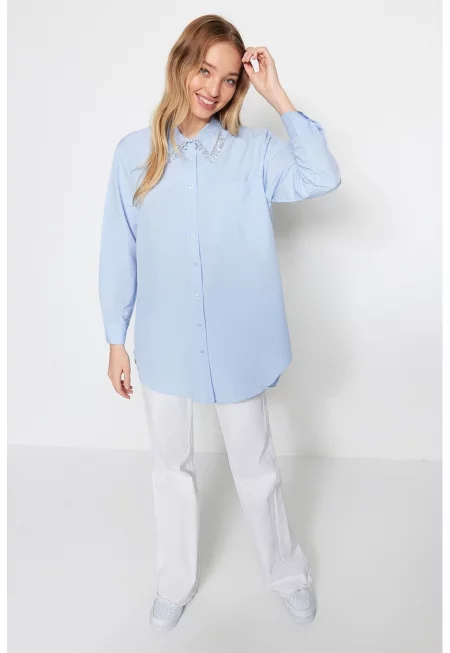 Уголемена риза с декоративни камъни по яката