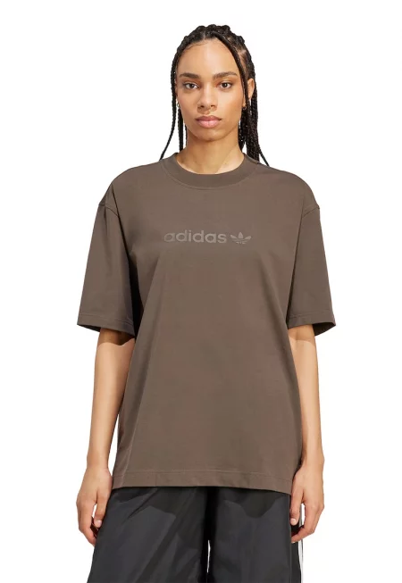 Уголемена тениска с овално деколте