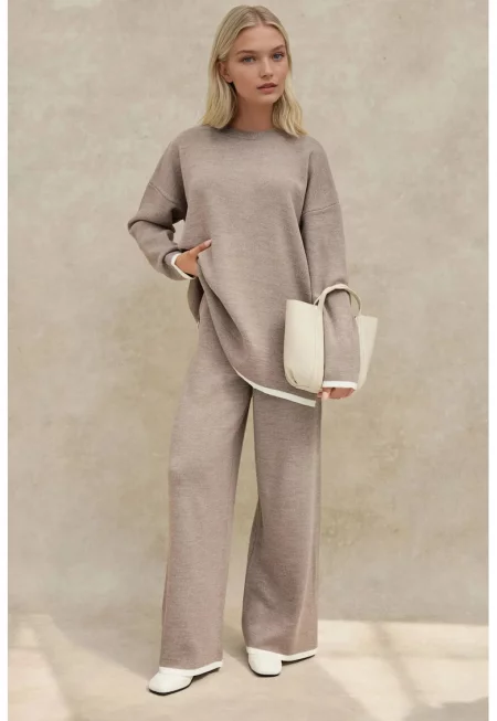 Дамски костюм  с разкроени панталони - бежов - плетен