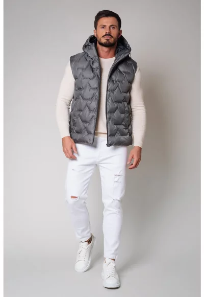 Капитониран елек с качулка