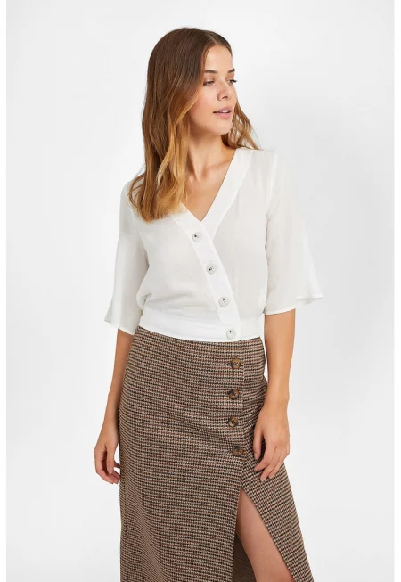 Къса блуза с асиметрични копчета