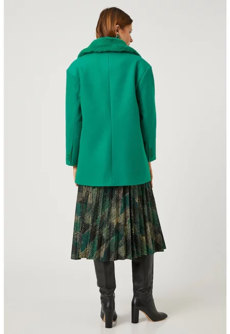 Късо палто с яка с еко пух