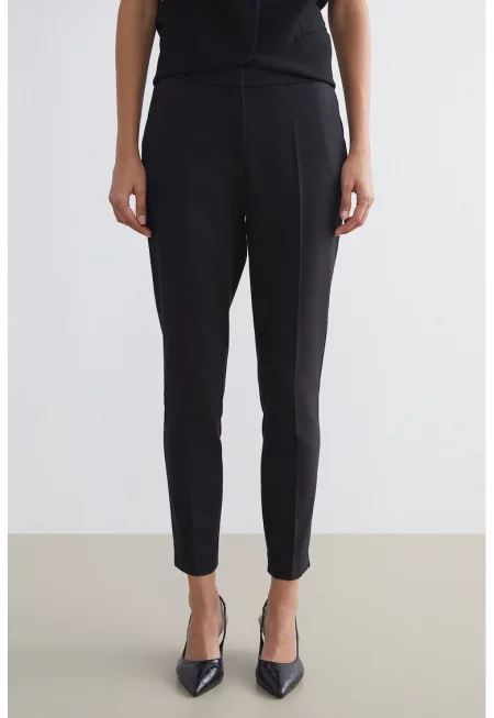 Скъсен панталон с ръб и стеснен крачол