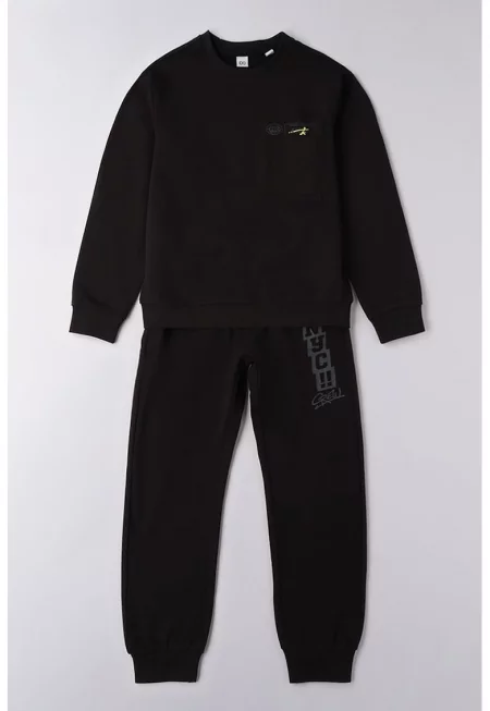 Спортен екип с надписи и джоб на ръкава