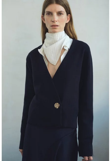 Застъпена къса жилетка