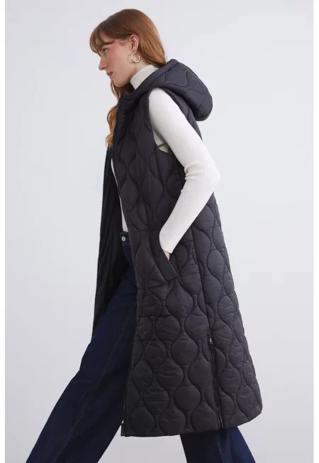 Капитониран елек с качулка и цепки с цип