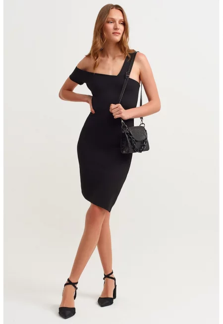 Къса вталена рокля - Черен