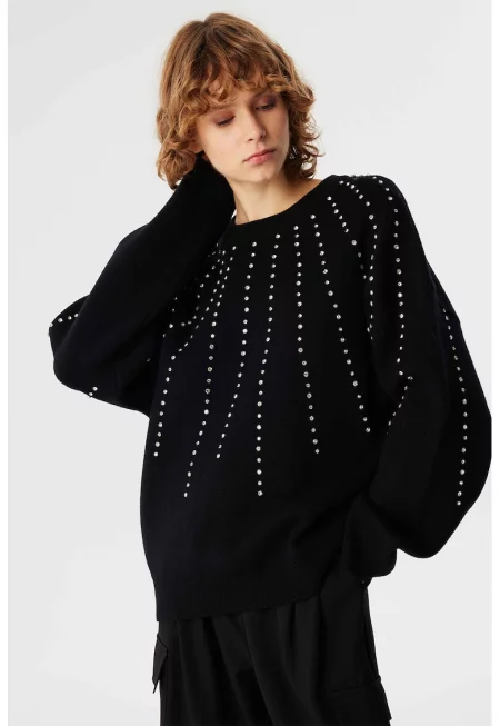 Уголемен пуловер с декоративни камъни - Черен