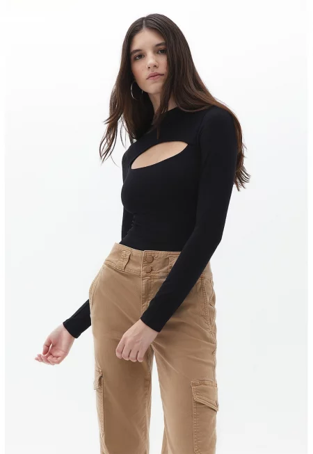 Блуза с отвори