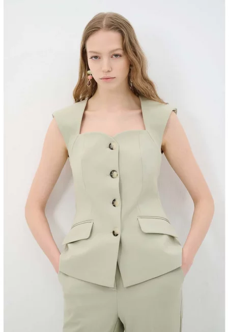 Елек с копчета и сърцевидно деколте