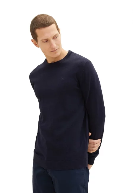 Фино плетен пуловер с овално деколте