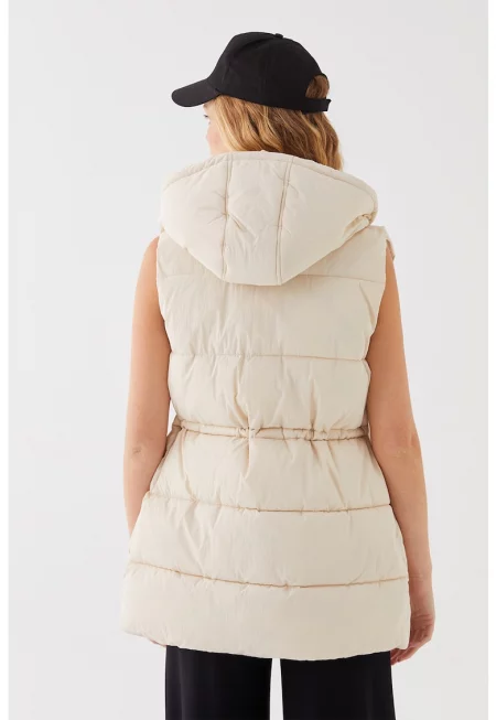 Капитониран елек с качулка и вата