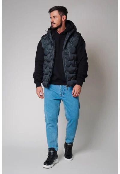 Капитониран елек с качулка