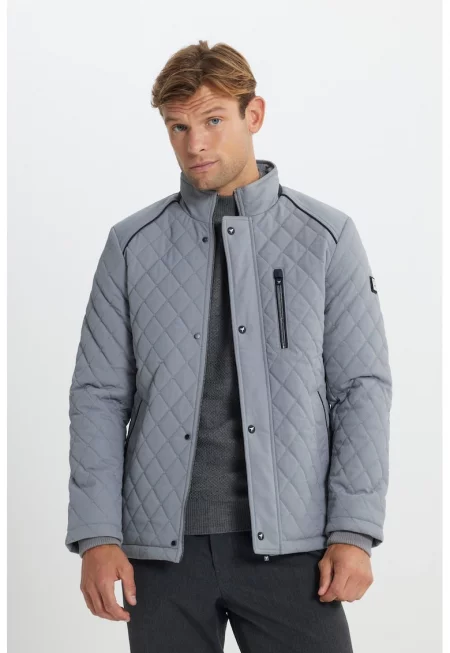 Капитонирано яке с капси