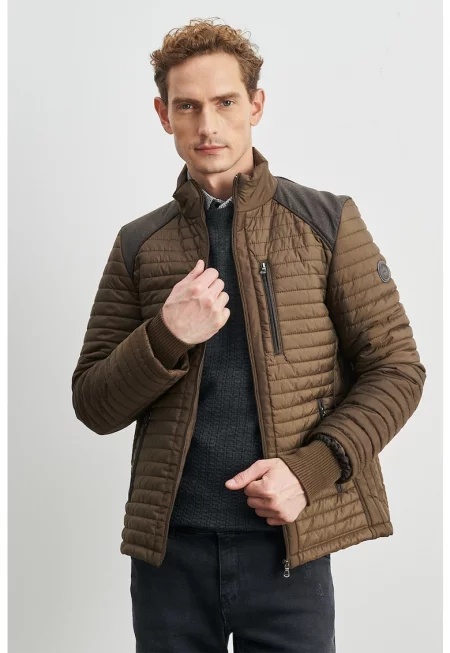 Олекотено капитонирано яке с контрастни панели